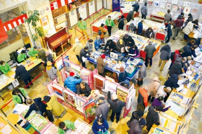 写真：大勢の人でにぎわうカレンダーリサイクル市