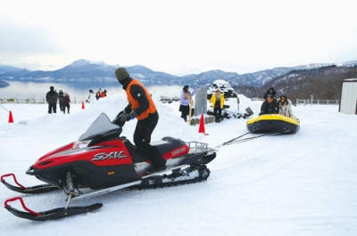 写真:観光客らが歓声を響かせるスノーラフティング