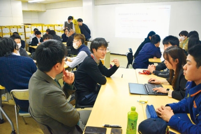 写真:庁内でDXを推進したい業務を話し合う市職員とNTTドコモビジネスの社員ら