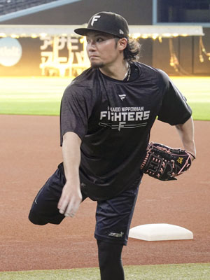 写真：キャッチボールする日本ハム・伊藤＝エスコンフィールド