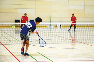 写真：ラリーを繰り広げる選手たち＝６日、栗林商会アリーナ