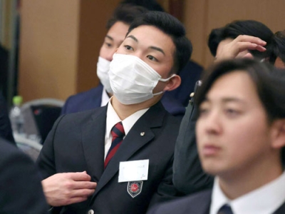 写真：プロ野球の新人研修会に参加したロッテの石垣元気投手（左）＝９日、東京都内（代表撮影）