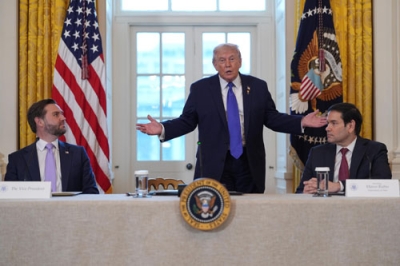 写真：９日、ワシントンのホワイトハウスで話すトランプ米大統領（中央）（ＡＰ＝共同）