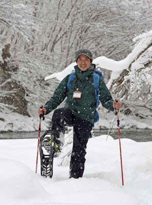 写真：奥入瀬渓流を案内する「ＦＯＲＥＳＴＯＮ」の丹羽裕之さん＝２０２５年１２月、青森県十和田市