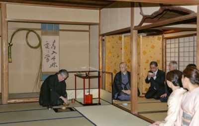 写真：表千家の「不審菴」で始まった「初釜式」＝１０日午前、京都市上京区