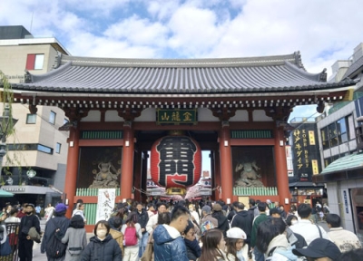 写真：にぎわう浅草寺の雷門＝東京都台東区