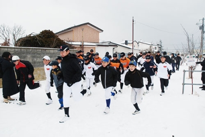 写真：練習初めのランニングに臨む選手たち