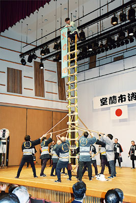 写真：出初め式で披露する伝統演技の「梯子乗り」