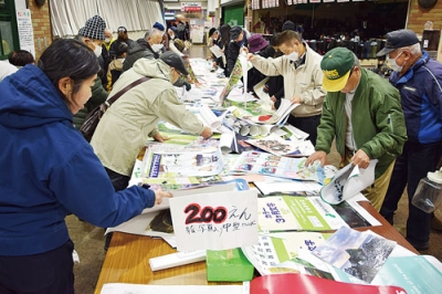 写真：カレンダーを買い求める人たちでにぎわう会場