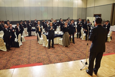 写真：建設業界の発展を願って乾杯する会員たち