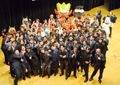 写真：卒業中学校別の記念撮影に納まる緑陽中出身の出席者たち＝登別市民会館