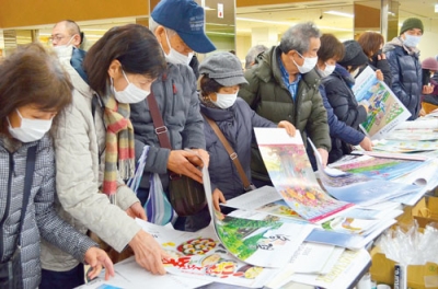 写真：多彩なカレンダーを品定めする来場者