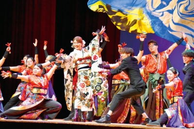 写真:室蘭ルネッサンスのよさこい演舞に新成人も加わり会場を盛り上げた