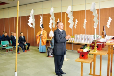写真：豊漁と安全操業を祈願する本間組合長