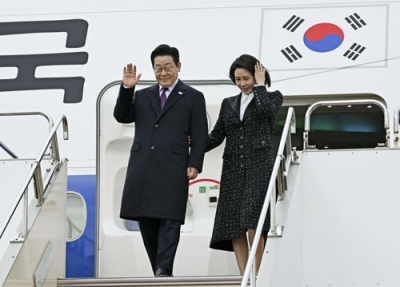 写真：関西空港に到着した韓国の李在明大統領（左）夫妻＝１３日午前（代表撮影）