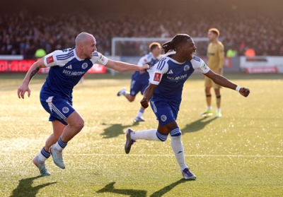 写真:クリスタルパレス戦で、チーム2点目のゴールに喜ぶマクルズフィールドの選手=マクルズフィールド(ゲッティ=共同)