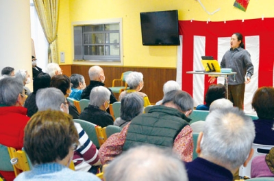 写真：会場で美声を披露する甲野さん