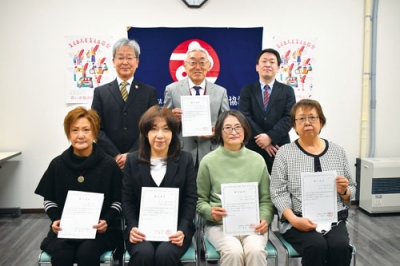 写真：市民後見人養成講座の修了証書を手にする受講者ら