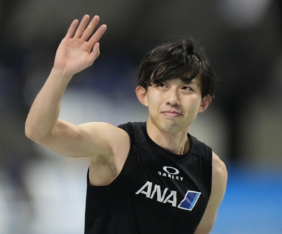写真:スピードスケートの全日本選手権男子1万メートルのレースを終え、観客席に手を振る一戸誠太郎=2025年12月、長野市エムウェーブ