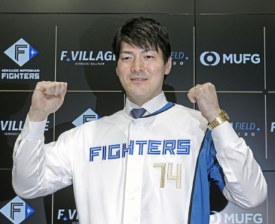 写真：入団会見でポーズをとる日本ハムの有原＝１３日、エスコンフィールド北海道