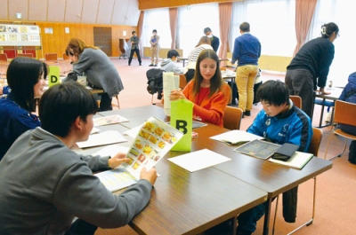 写真：分科会でディスカッションする生徒