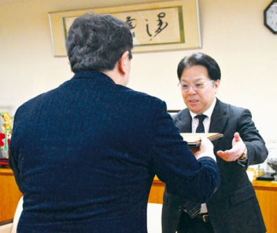 写真：小笠原市長から感謝状を受け取る伊藤代表取締役