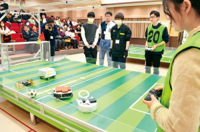 写真：熱戦を繰り広げたロボットサッカーコンテスト