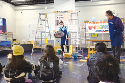 写真：ジャイロ効果について学んだ実験ショー