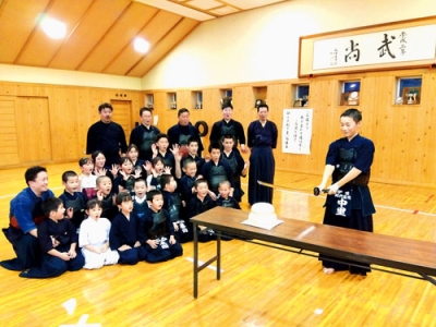 写真：一年の精進を誓った伊達剣道スポーツ少年団の鏡開き