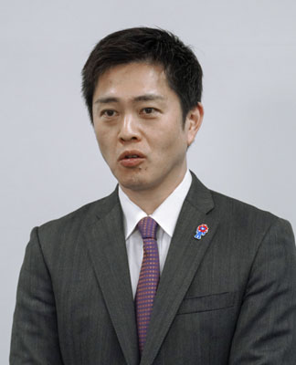 写真：取材に応じる日本維新の会に所属する大阪府の吉村洋文知事＝１３日午後、大阪府庁