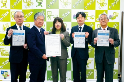 写真：共同宣言を行った室蘭地方法人会の金濱会長（左から２人目）と室蘭税務署の會田署長（同３人目）ら