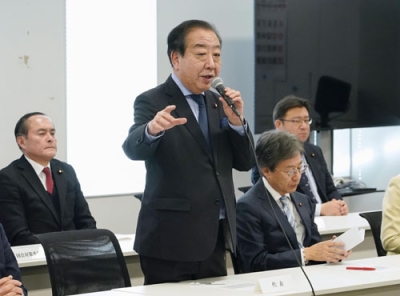 写真：立憲民主党の常任幹事会であいさつする野田代表（中央）＝１３日午後、国会