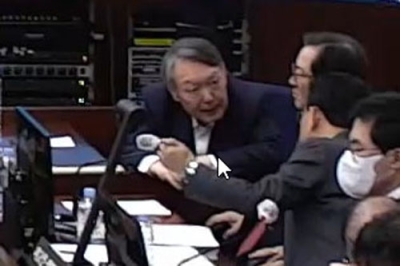 写真：ソウル中央地裁の公判に出廷し、弁護団と話をする韓国の前大統領、尹錫悦被告（左端）。特別検察官は死刑を求刑した＝１３日（地裁提供、聯合＝共同）