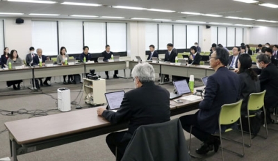 写真：厚労省の労働政策審議会の部会＝１４日午前