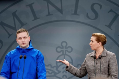 写真：１３日、デンマーク・コペンハーゲンで、記者会見するグリーンランド自治政府のニールセン首相（左）とデンマークのフレデリクセン首相（Ｌｉｓｅｌｏｔｔｅ　Ｓａｂｒｏｅ／Ｒｉｔｚａｕ　Ｓｃａｎｐｉｘ提供、ＡＰ＝共同）