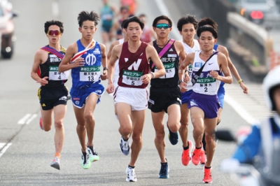 写真：全日本大学駅伝の２区を走る早大の鈴木琉胤（中央）＝愛知県内