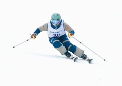 写真：一般女子で総合優勝した増田遥夏選手の滑走（志賀俊哉さん撮影）