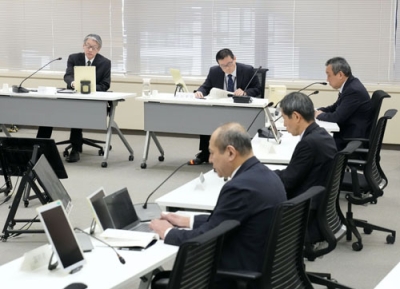 写真：原子力規制委の定例会合。中部電力浜岡原発のデータ不正操作問題を巡り、報告徴収命令を出すことを議論した＝１４日午前、東京都港区