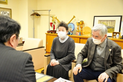 写真：小笠原市長に選定を報告する對馬理事長（左）と山田副理事長