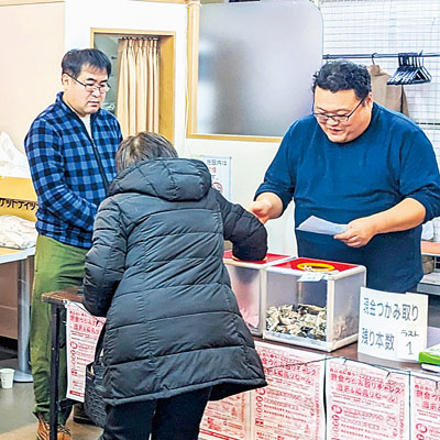 写真：抽選会場でくじ引きに挑戦する市民