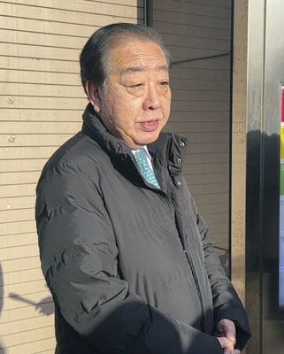 写真：記者団の取材に応じる立憲民主党の野田代表＝１５日午前、千葉県習志野市