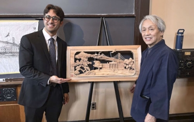 写真:米プリンストン大で「井波彫刻」の作品を囲む南部白雲さん(右)とカリム・サルジさん=2025年11月(中嶋勝彦さん提供)