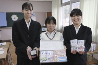 写真：規格外の真珠を使ったアクセサリーなどを手にする愛媛県立宇和島東高津島分校の山下ひかりさん（中央）ら＝宇和島市