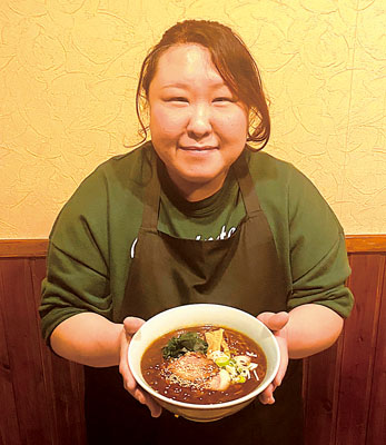 写真：「あんかけしょう油ラーメン」を薦める濱田さん