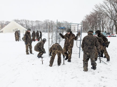 写真：滑り台の制作作業を進める協力隊員
