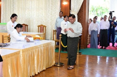 写真：ミャンマー・ネピドーの投票所で投票する軍政トップのミンアウンフライン国軍総司令官（中央）＝２０２５年１２月（軍当局提供、ロイター＝共同）