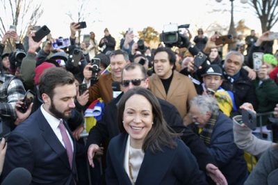 写真：米議会付近で支持者に囲まれ笑顔を見せるベネズエラの野党指導者マチャド氏（中央）＝１５日、ワシントン（共同）