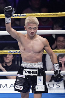 写真：ＷＢＡライトフライ級挑戦者決定戦で、イバン・バルデラスにＫＯ勝ちした吉良大弥＝２０２５年１２月３１日、東京・大田区総合体育館