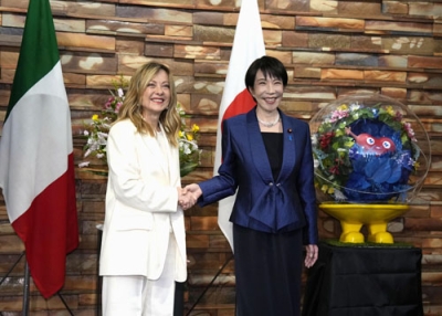 写真：会談前にイタリアのメローニ首相（左）と握手する高市首相＝１６日午前、首相官邸