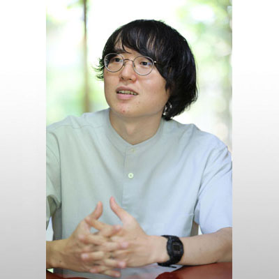 写真：ところにょりさん。「ゲームは日々増え、競争も厳しいが、自分にしかできない作品を作れるようにしたい」（講談社提供）